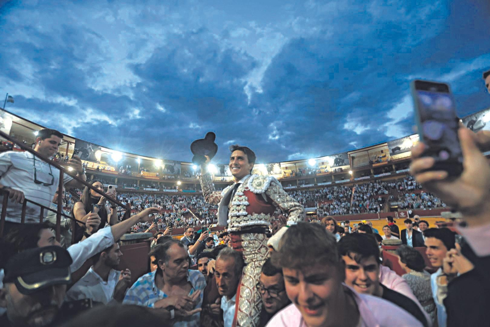 El triunfador de la Feria, Roca Rey, sale a hombros por la Puerta de los Califas. El triunfador de la Feria, Roca Rey, sale a hombros por la Puerta de los Califas.
