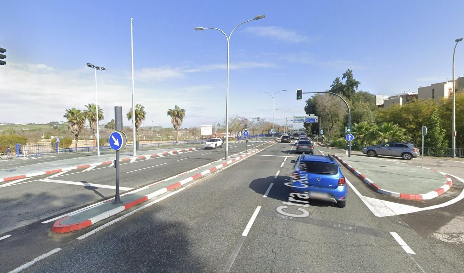 La glorieta dedicada al Triana CF se sitúa entre la carretera Muro de Defensa, la Avenida de Coria y el acceso al parque Vega de Triana