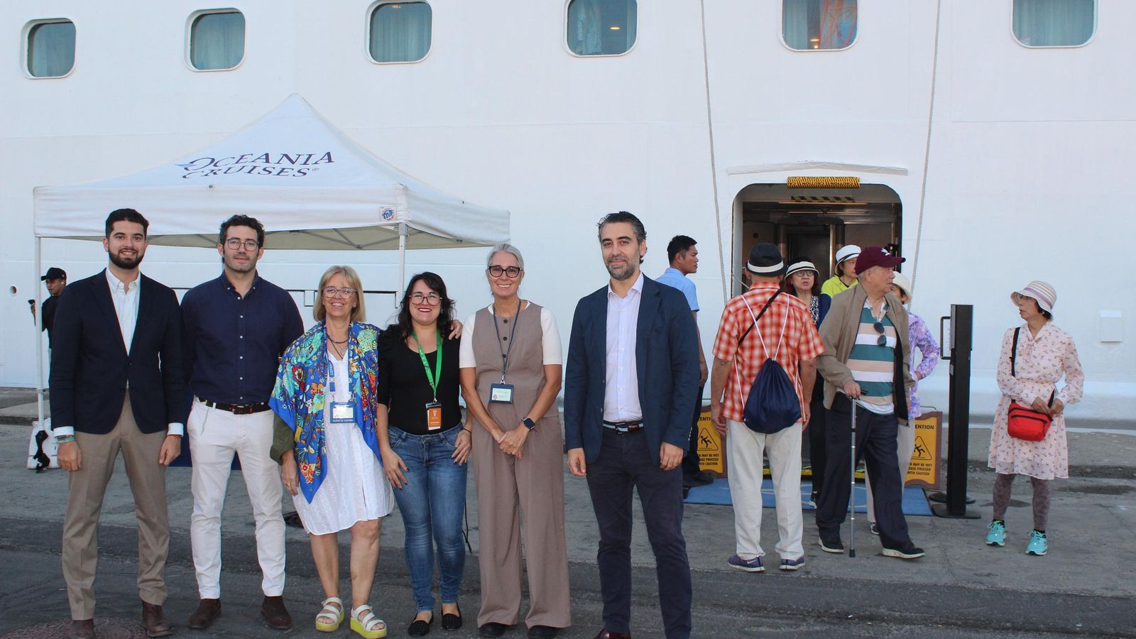 Ayuntamiento y guías turísticos esperan el desembarco de los cruceristas.