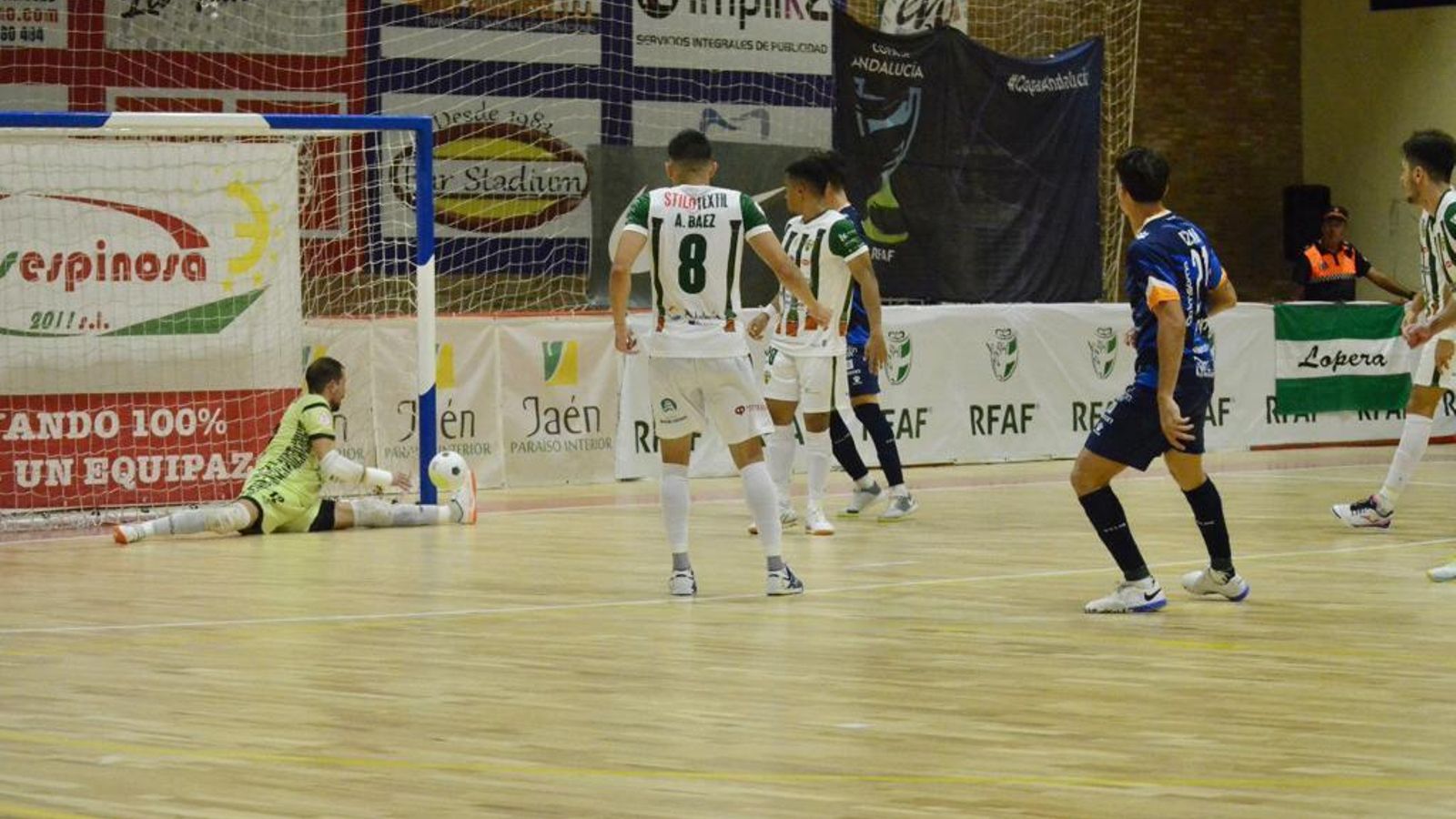 Fabio y la zaga cordobesista observan cómo el esférico se estrella en el palo de su portería.