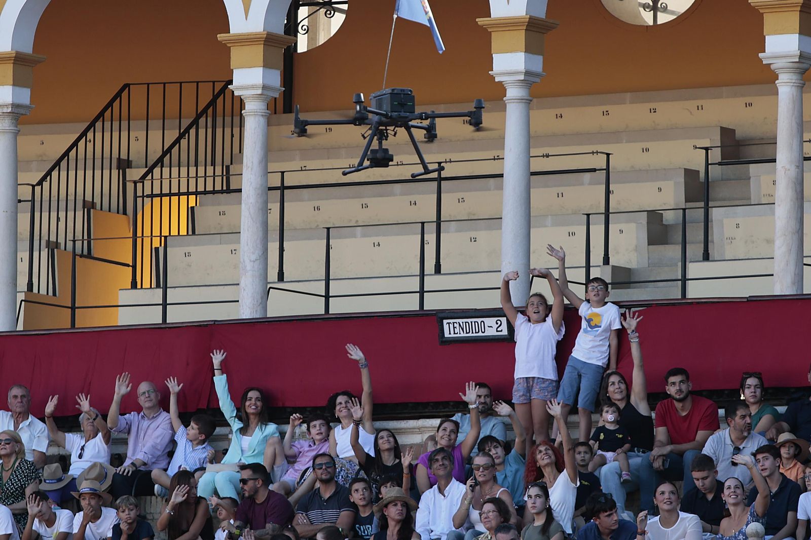 Las imágenes de la espectacular exhibición de la Policía Nacional en la Maestranza