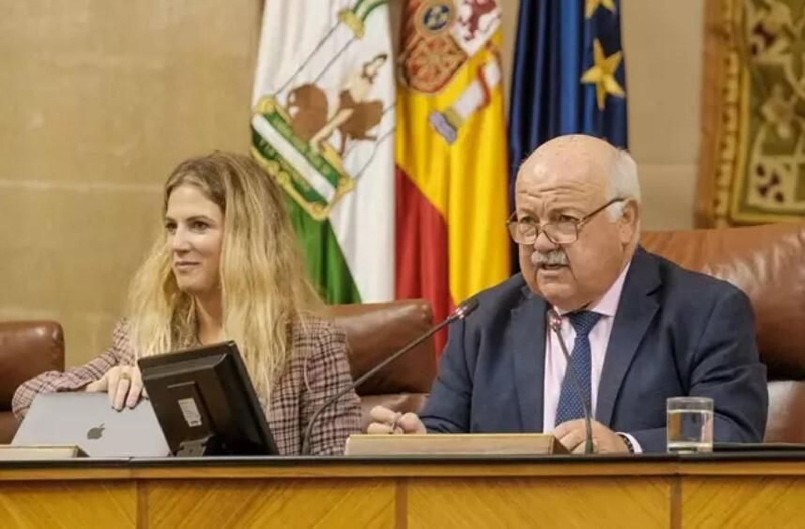 La vicepresidenta primera, Ana Mestre, y el presidente del Parlamento, Jesús Aguirre, en el Pleno del Parlamento.