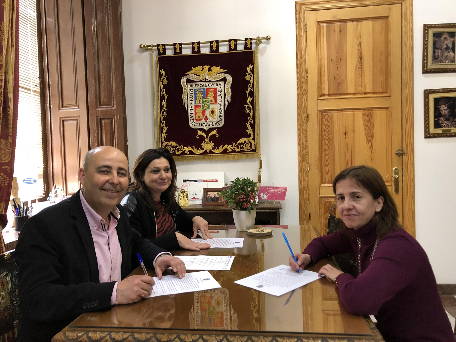 La nueva secretaria, Ana Belén Cáceres, junto al alcalde Domingo Fernández.