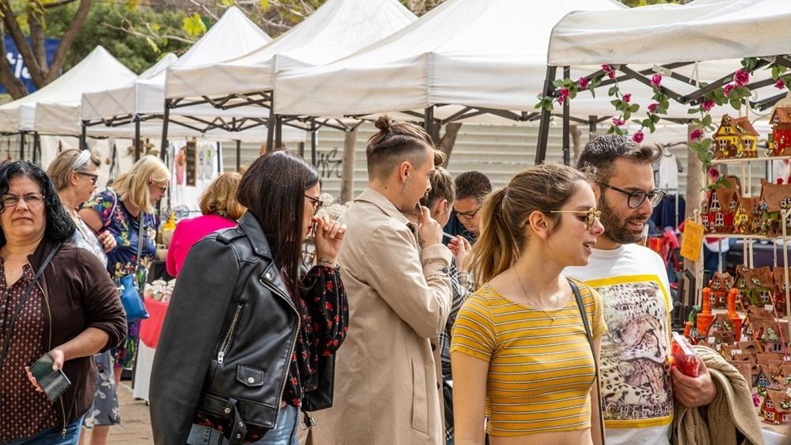La gente observa los puestos en la Plaza de la Merced. La gente observa los puestos en la Plaza de la Merced.