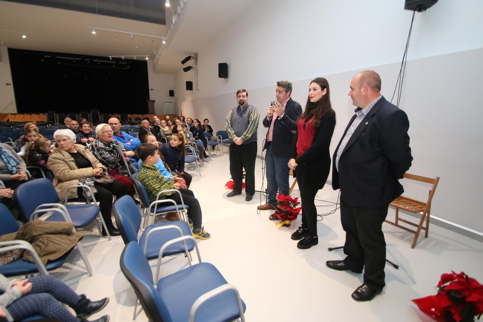 Villancicos navideños para inaugurar el belén a tamaño real de Viator