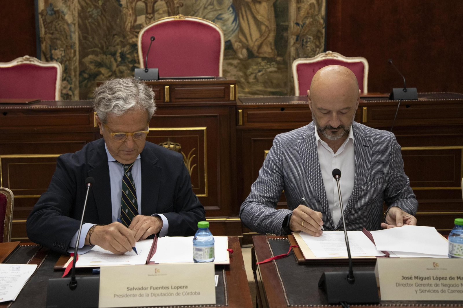 Un momento de la firma del acuerdo.