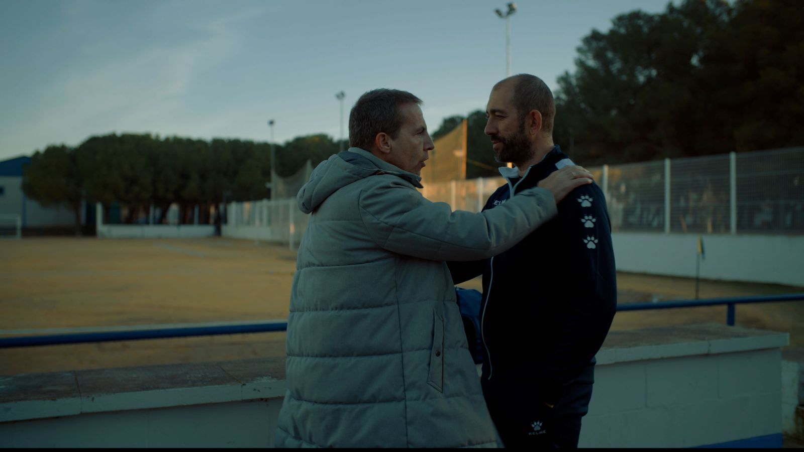 Cristóbal Soria con uno de los jugadores del Maribáñez