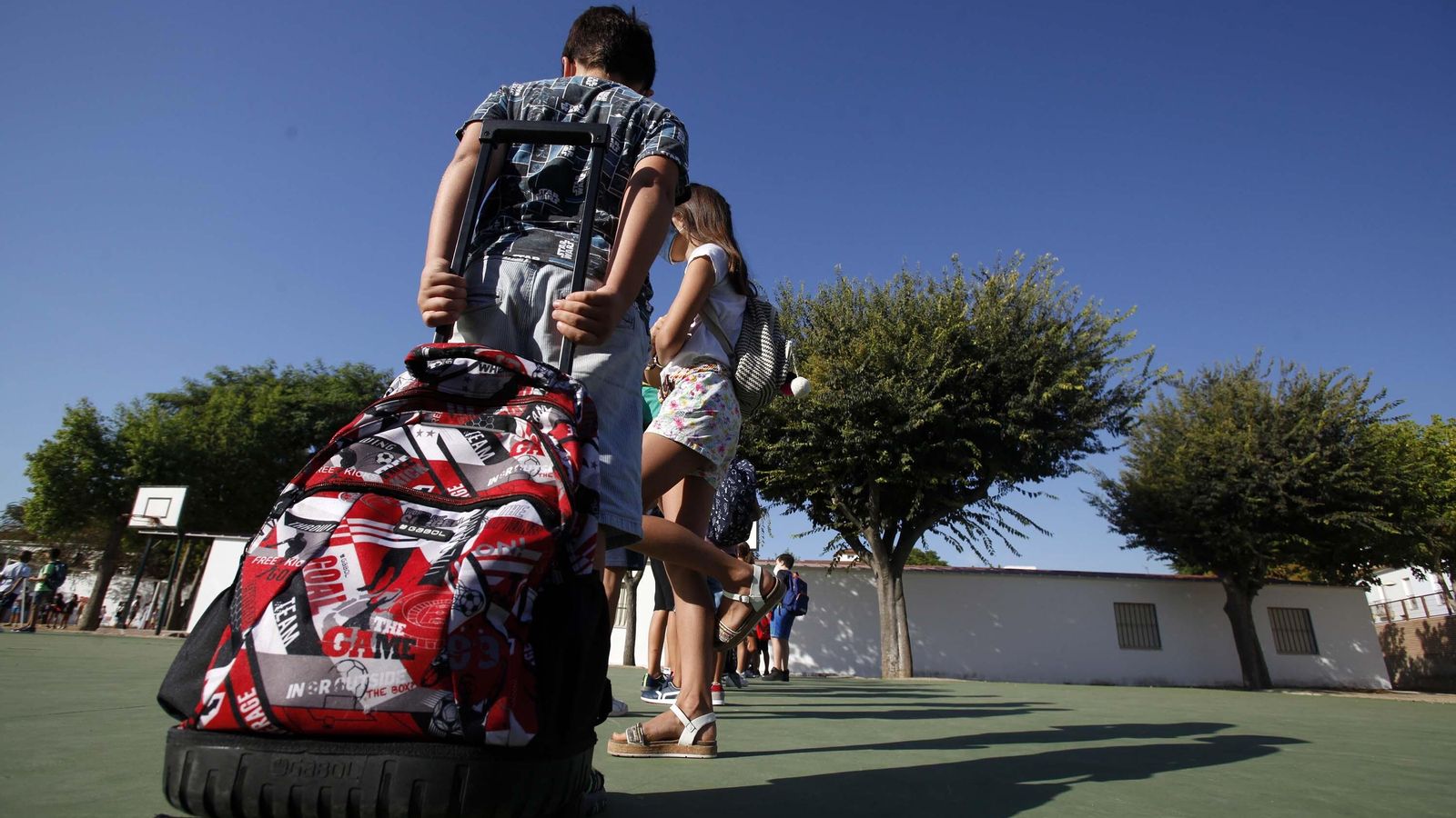 Los alumnos esperan en una fila para entrar en las clases.