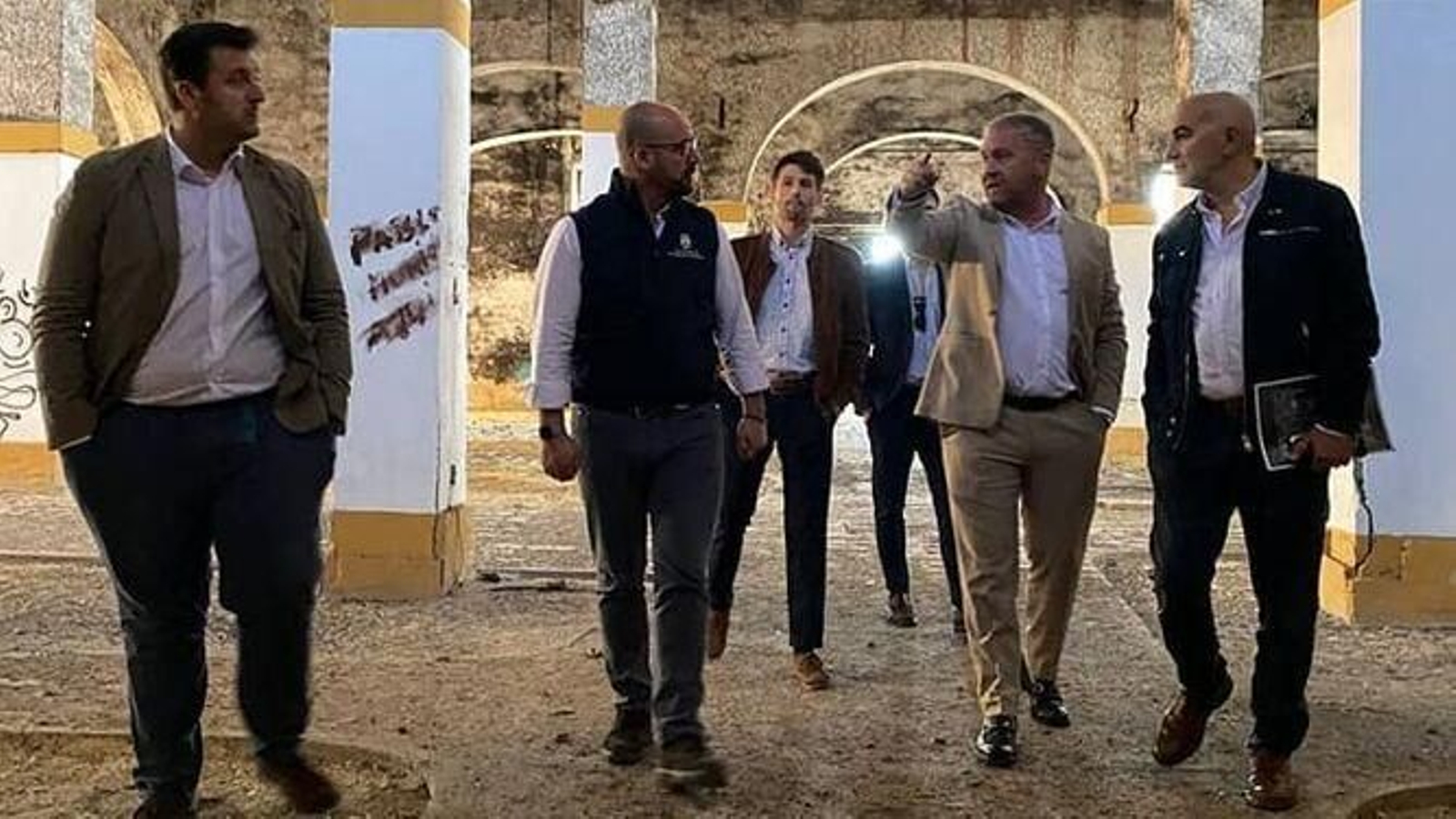 El alcalde, junto a los inversores y los representantes del grupo inmobiliario, en el interior de la bodega.