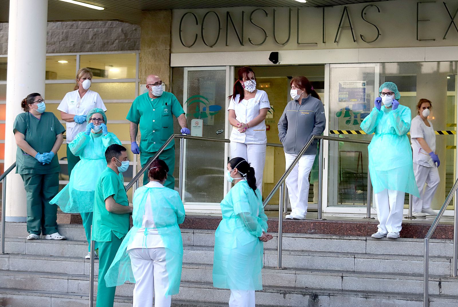 Varios sanitarios conversan en las puertas del Hospital Juan Ramón Jiménez.