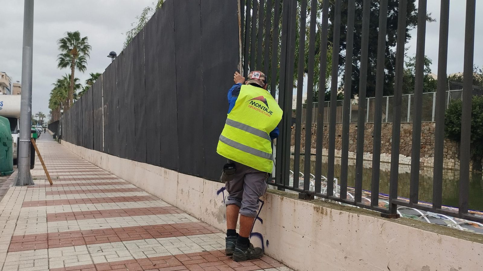 Operarios, este miércoles, retirando las vallas.