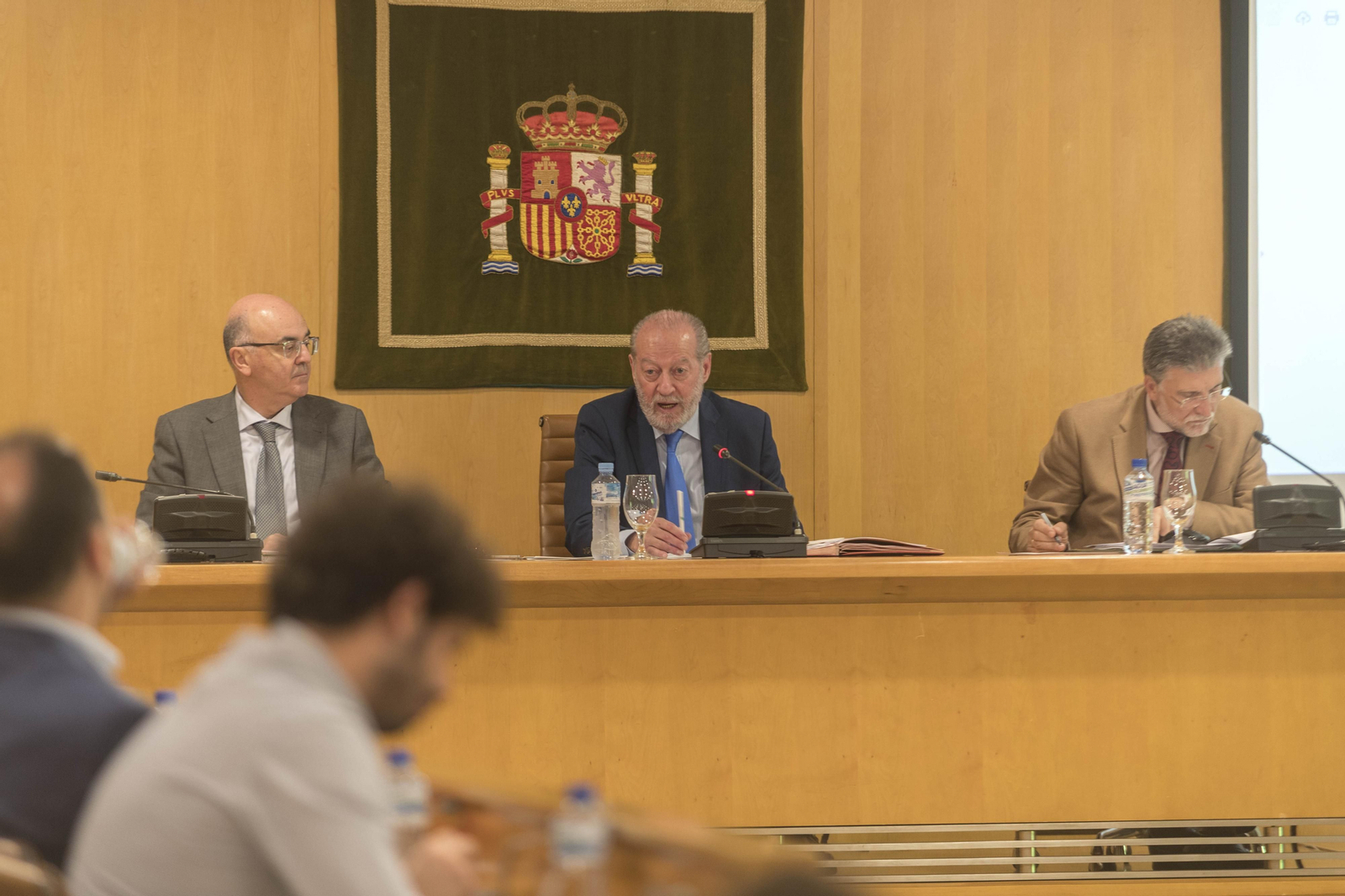 El presidente, Fernando Rodríguez Villalobos, se dirige a la oposición durante el Pleno de ayer.