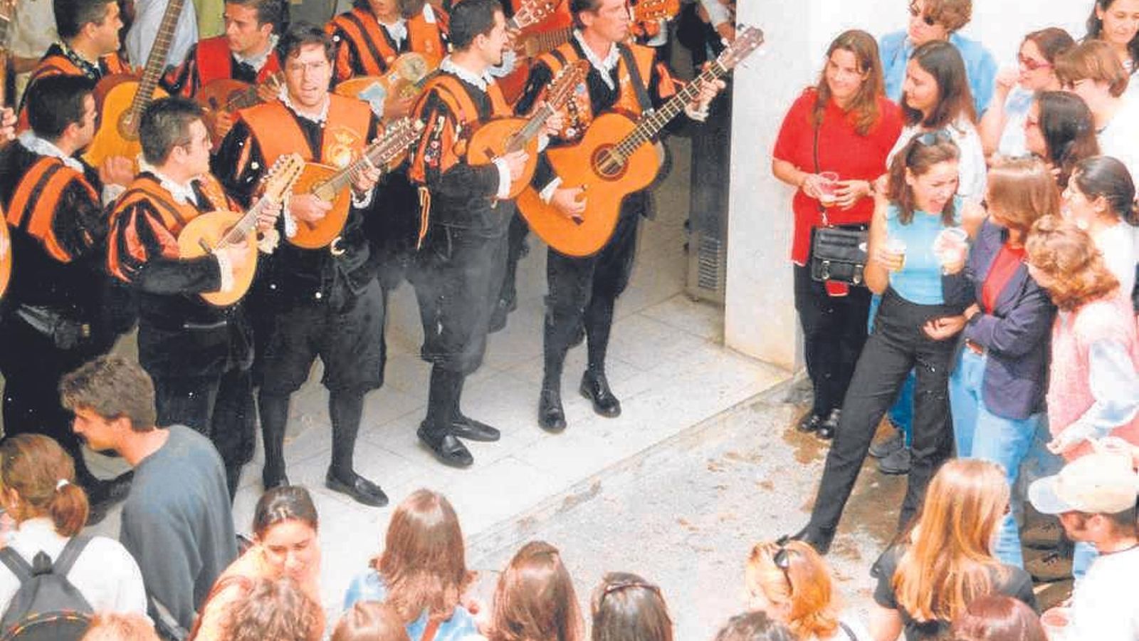 ctuación de la Tuna en el patio interior de la Escuela con motivo del acto de iniciación de nuevos tuna.