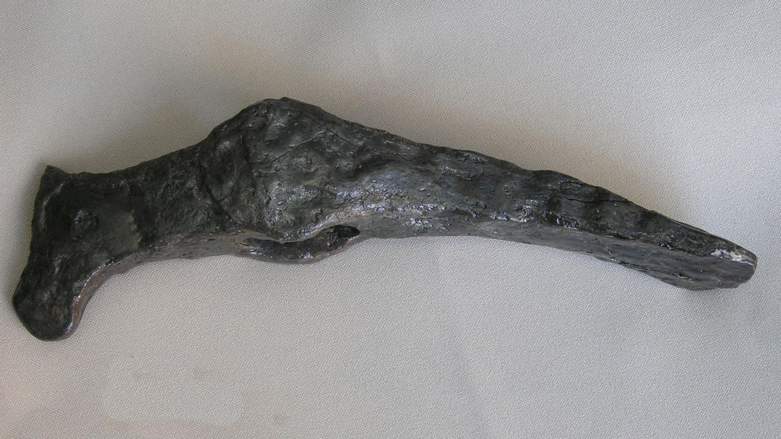 Pico-azuela empleado por  los zapadores hallado entre las cenizas de una de las torres que fueron demolidas por los nazaríes (Museo Municipal, Nº de Inventario 1518).