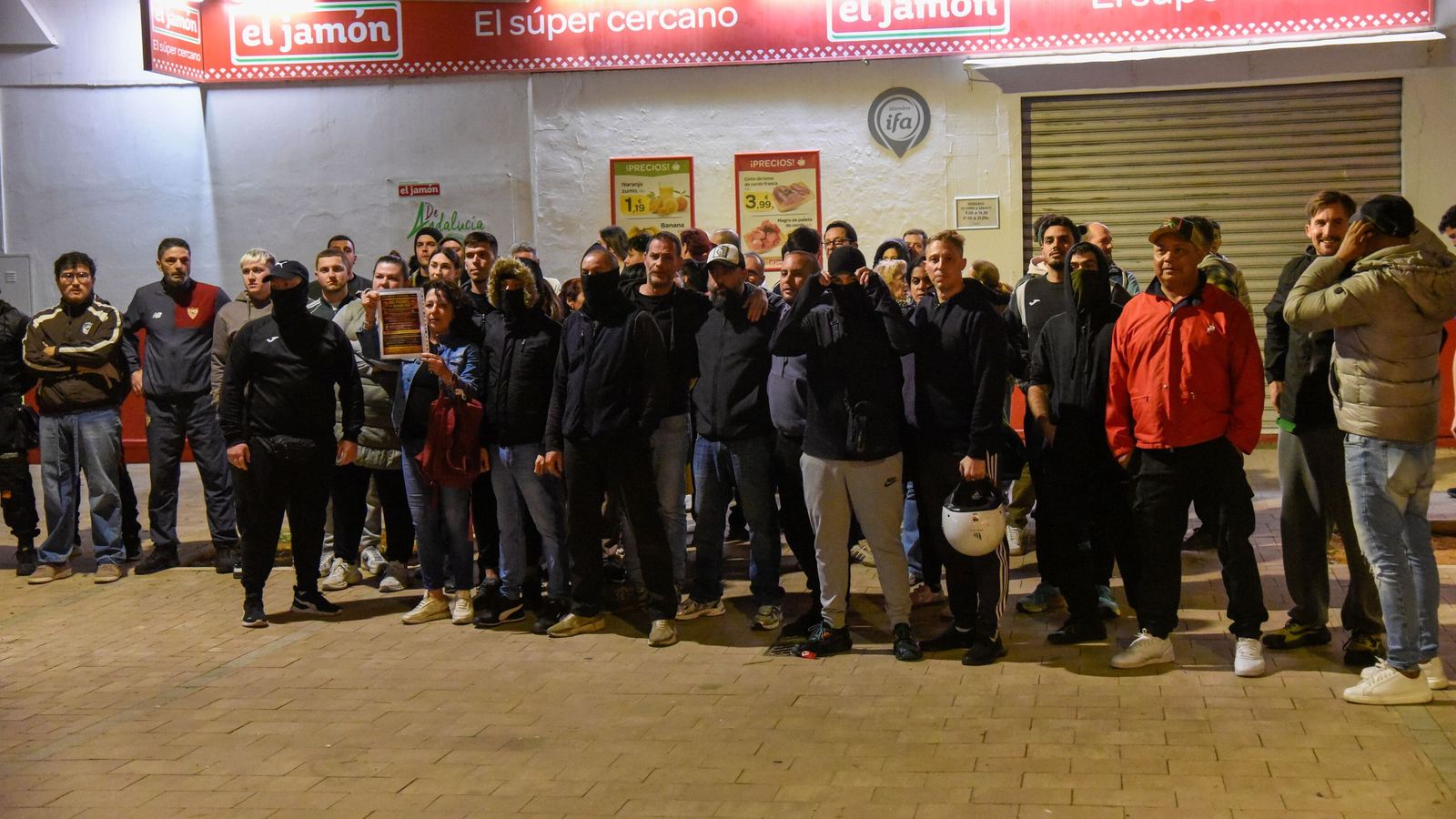 Parte del grupo que salió a patrullar contra los gorrillas.