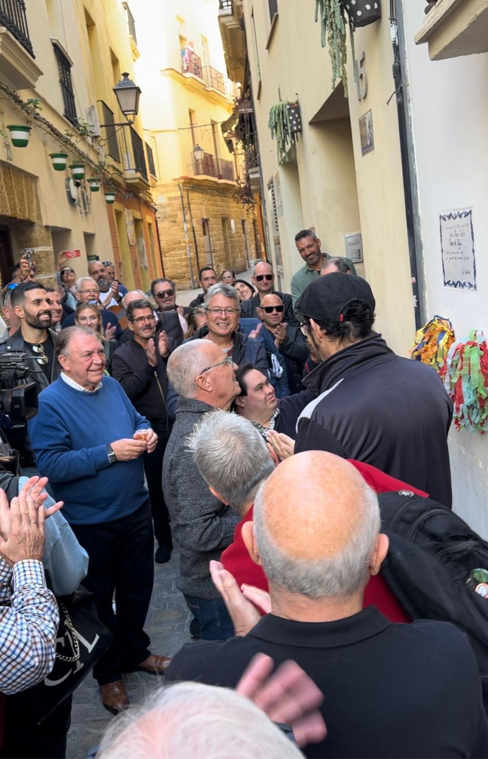 Pepe el Caja tras descubrir la placa junto a sus amigos de Los Pabellones.
