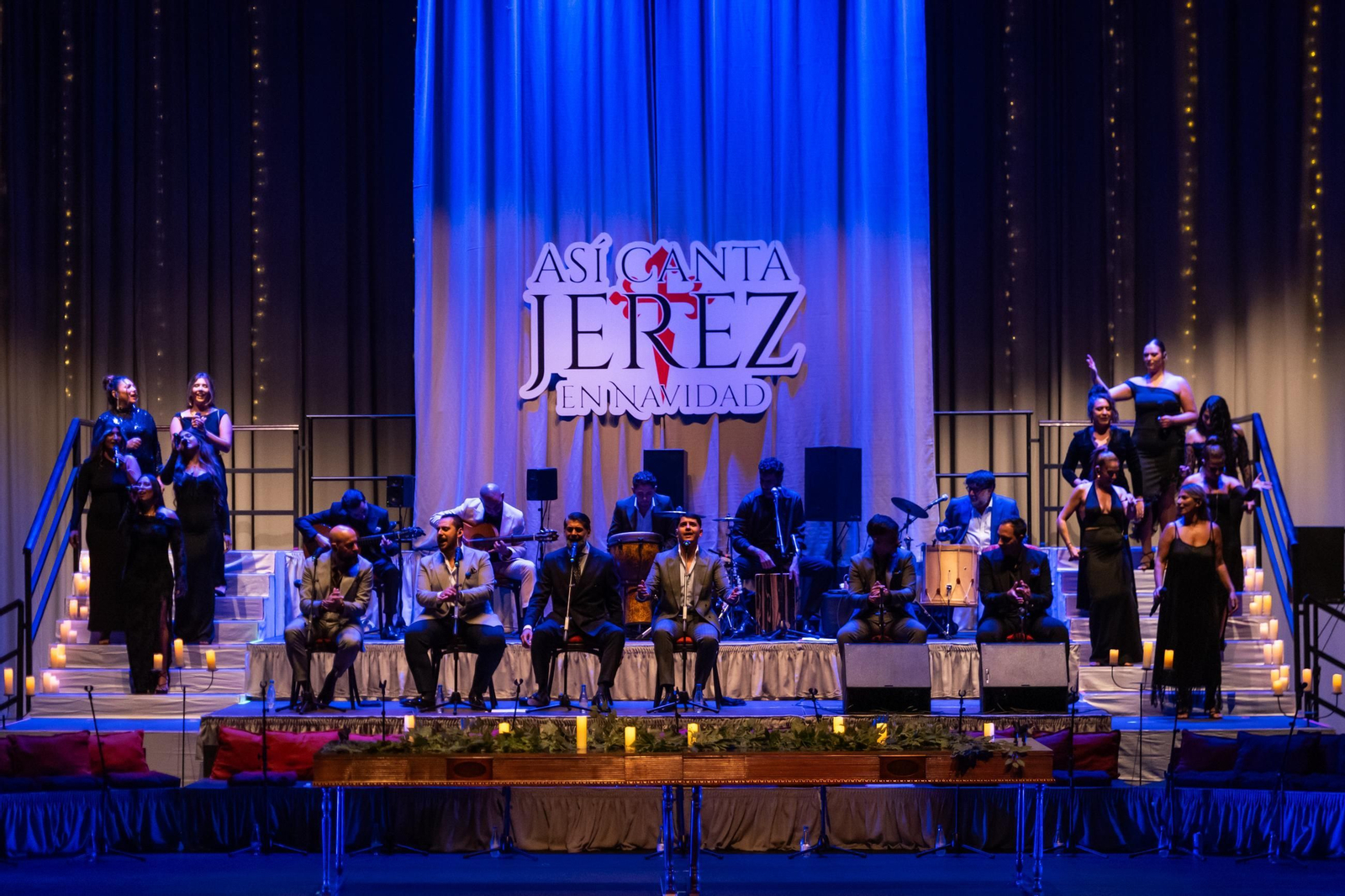 Formación de ‘Así canta Jerez en Navidad’ durante su actuación en el Teatro Auditorio de Roquetas de Mar.
