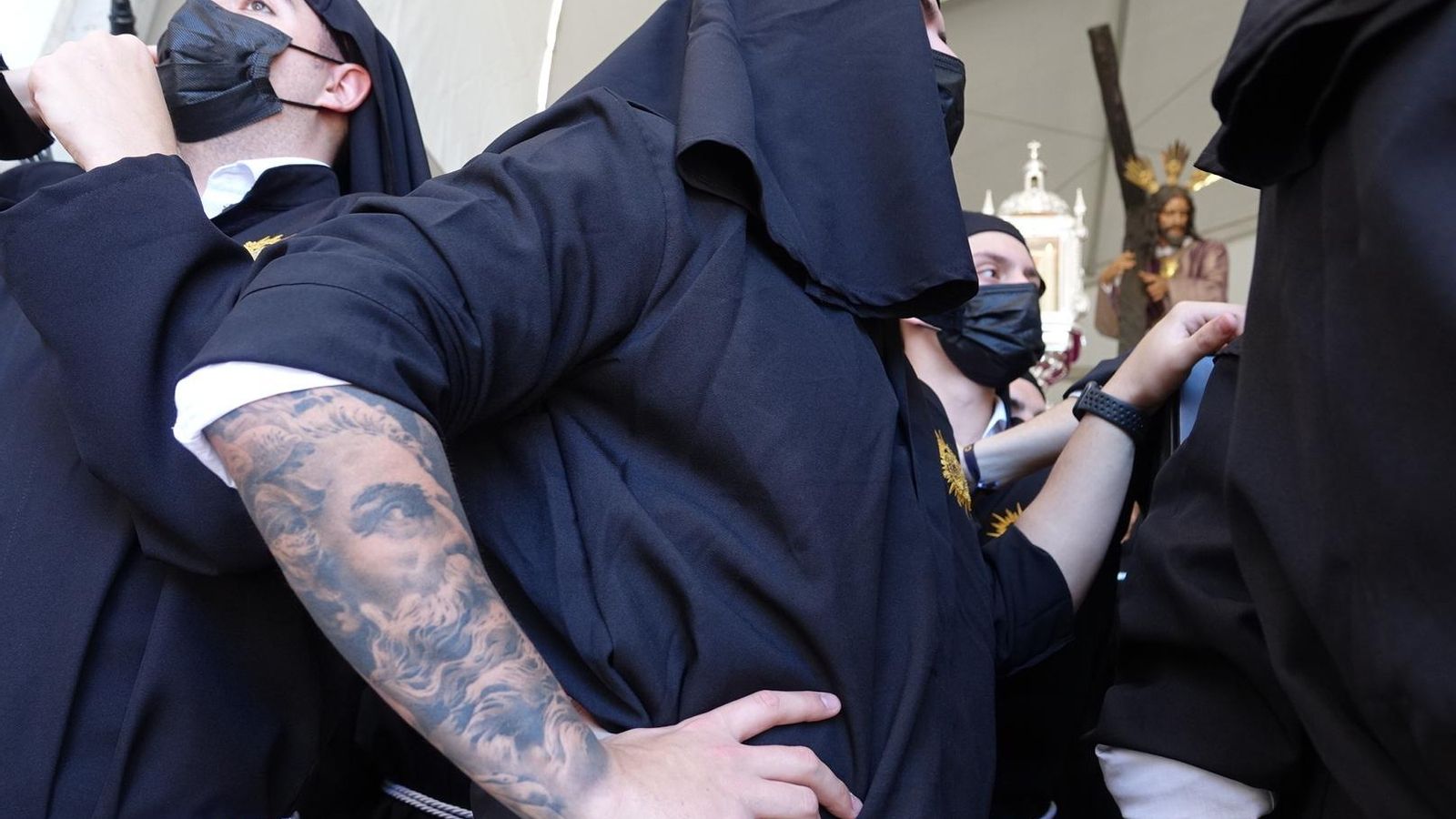 Nazarenos de Mediadora se preparan para la salida, en el Miércoles Santo.