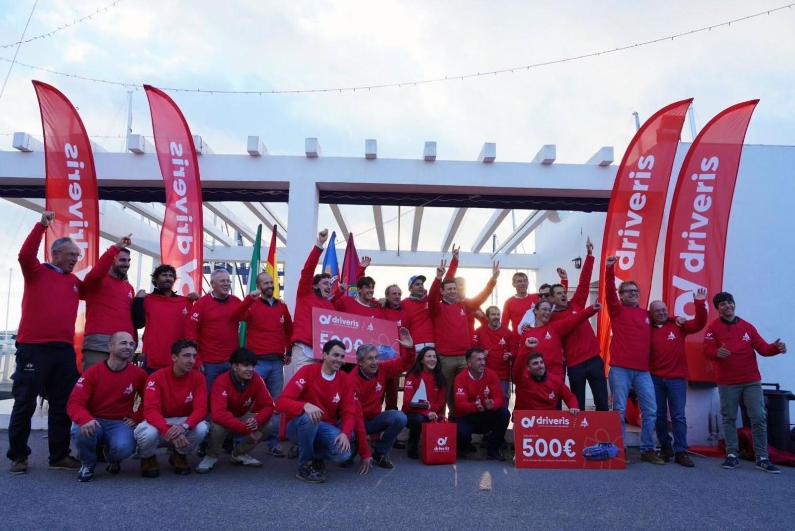El grupo de participantes en la Regata del Jamón y la Liga Driveris en el Náutico de Cádiz durante la ceremonia de entrega de trofeos.
