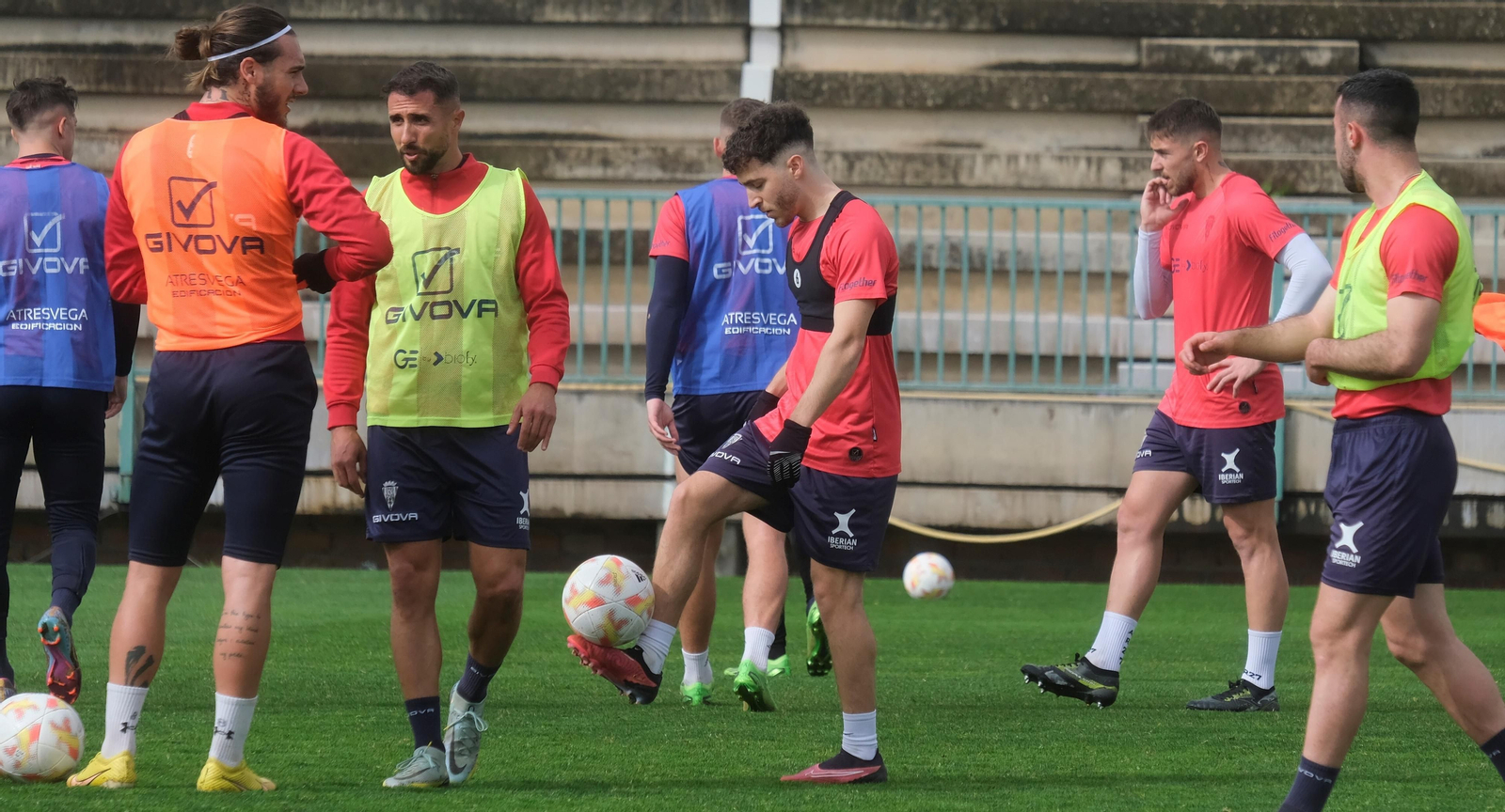 Armando Shashoua, en el centro de la imagen, juguetea con el balón en un entrenamiento del Córdoba CF.