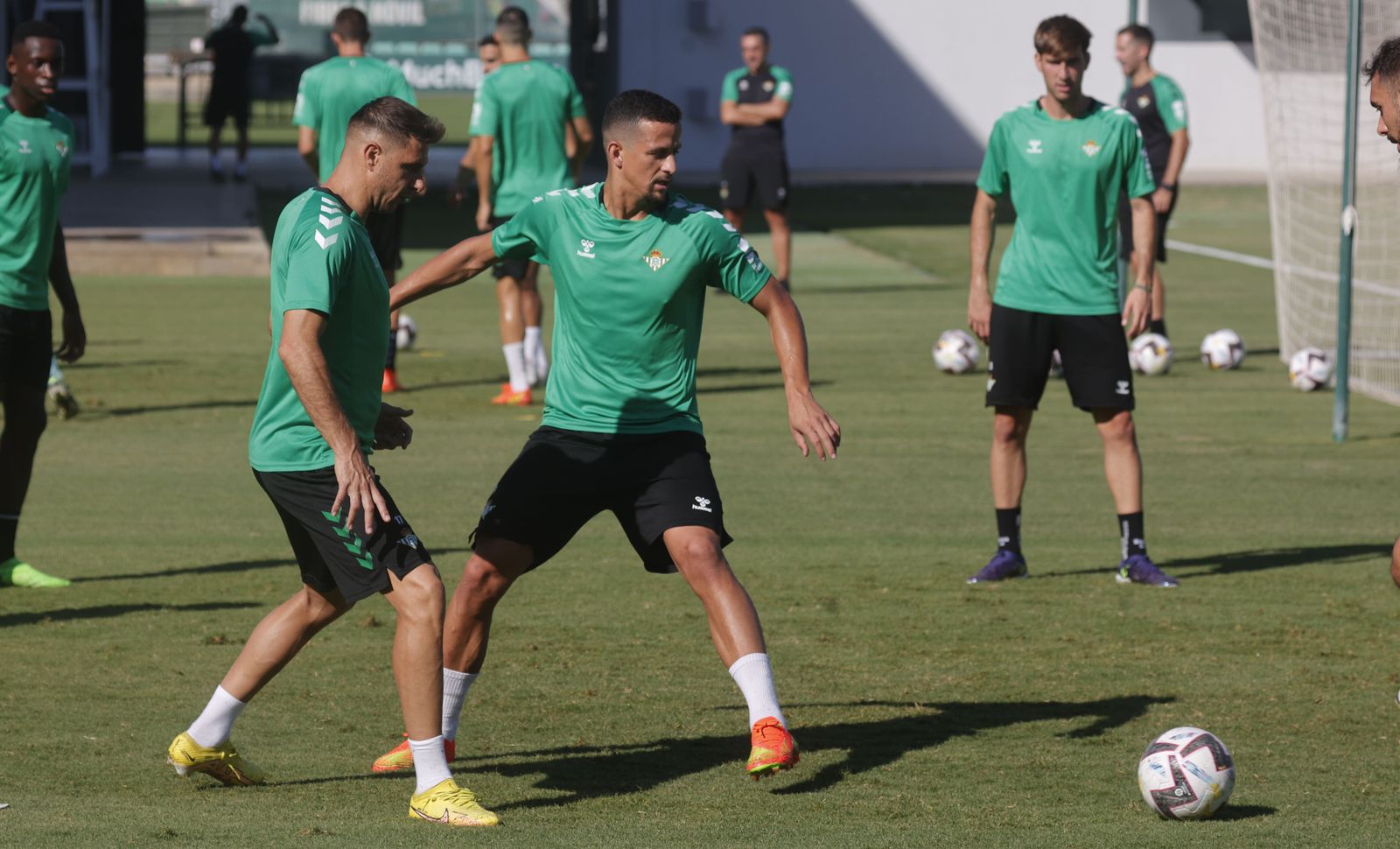 Luiz Felipe presiona a Joaquín en uno de los rondos de ayer en la sesión matinal de trabajo realizada en la ciudad deportiva.