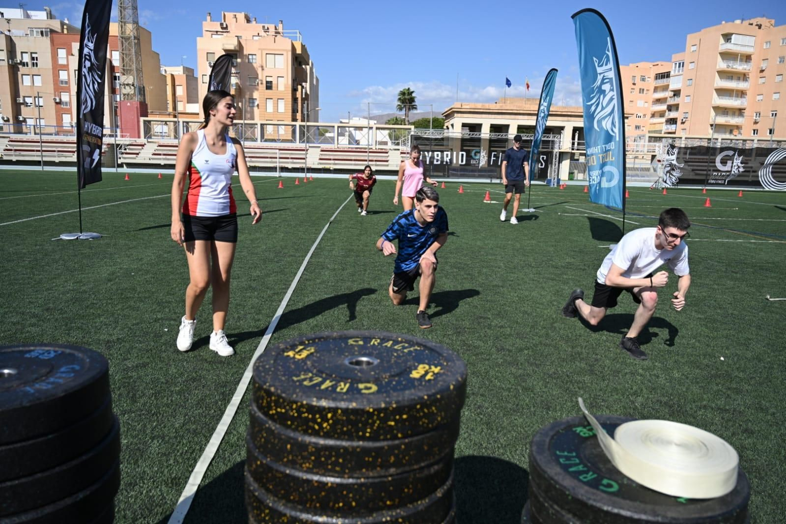 Varios estudiantes durante el desarrollo de la actividad desarrollada en el Estadio de La Juventud Emilio Campra.