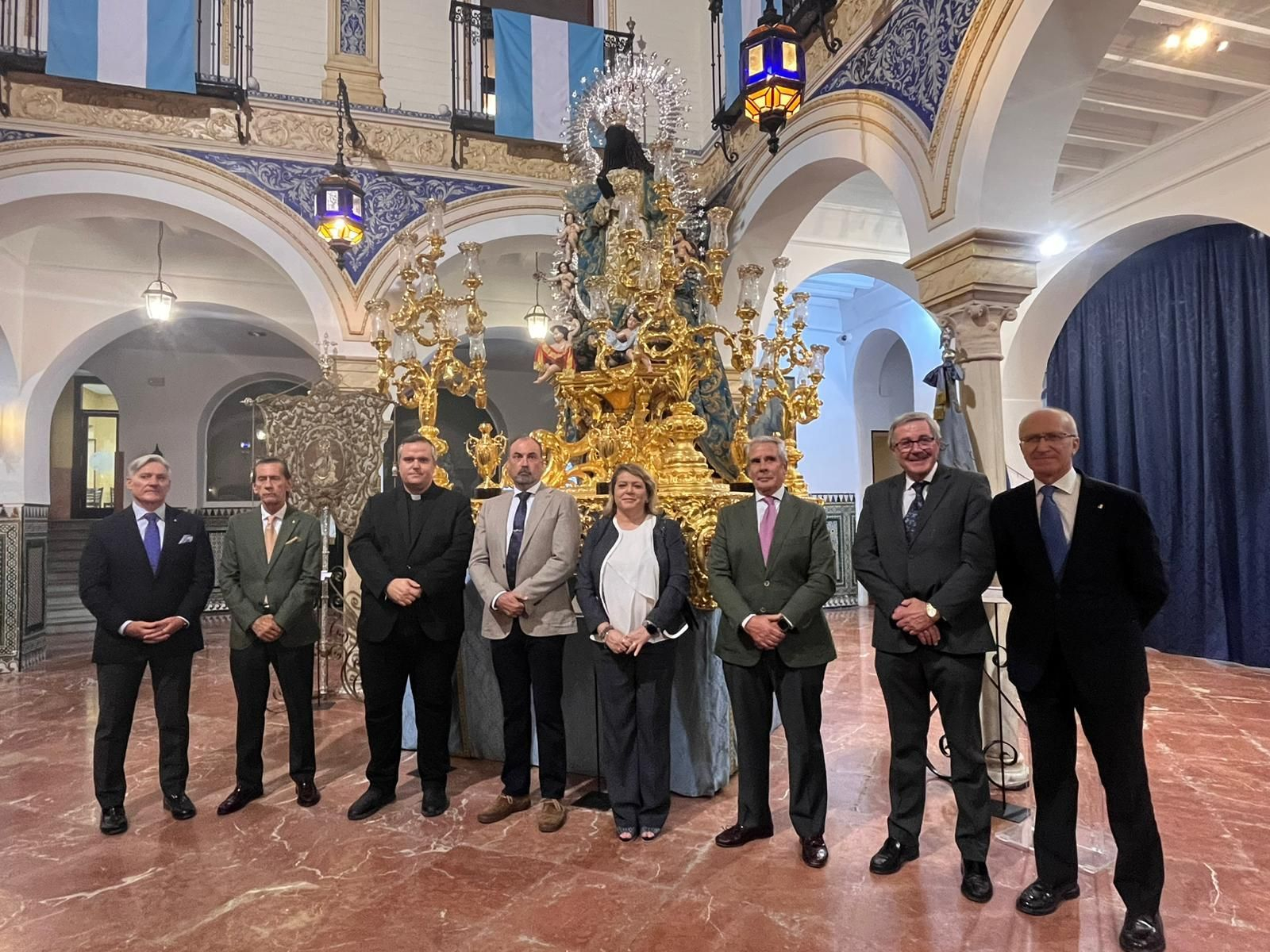Fotografía de familia en la inauguración de la exposición
