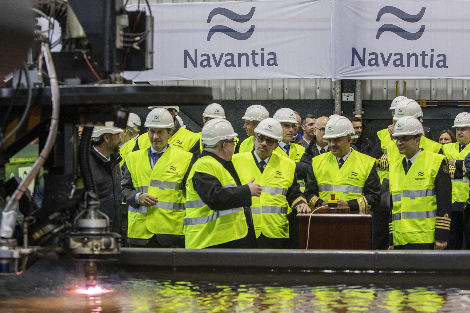 Imágenes del corte de la primera chapa para las corbetas de Arabia