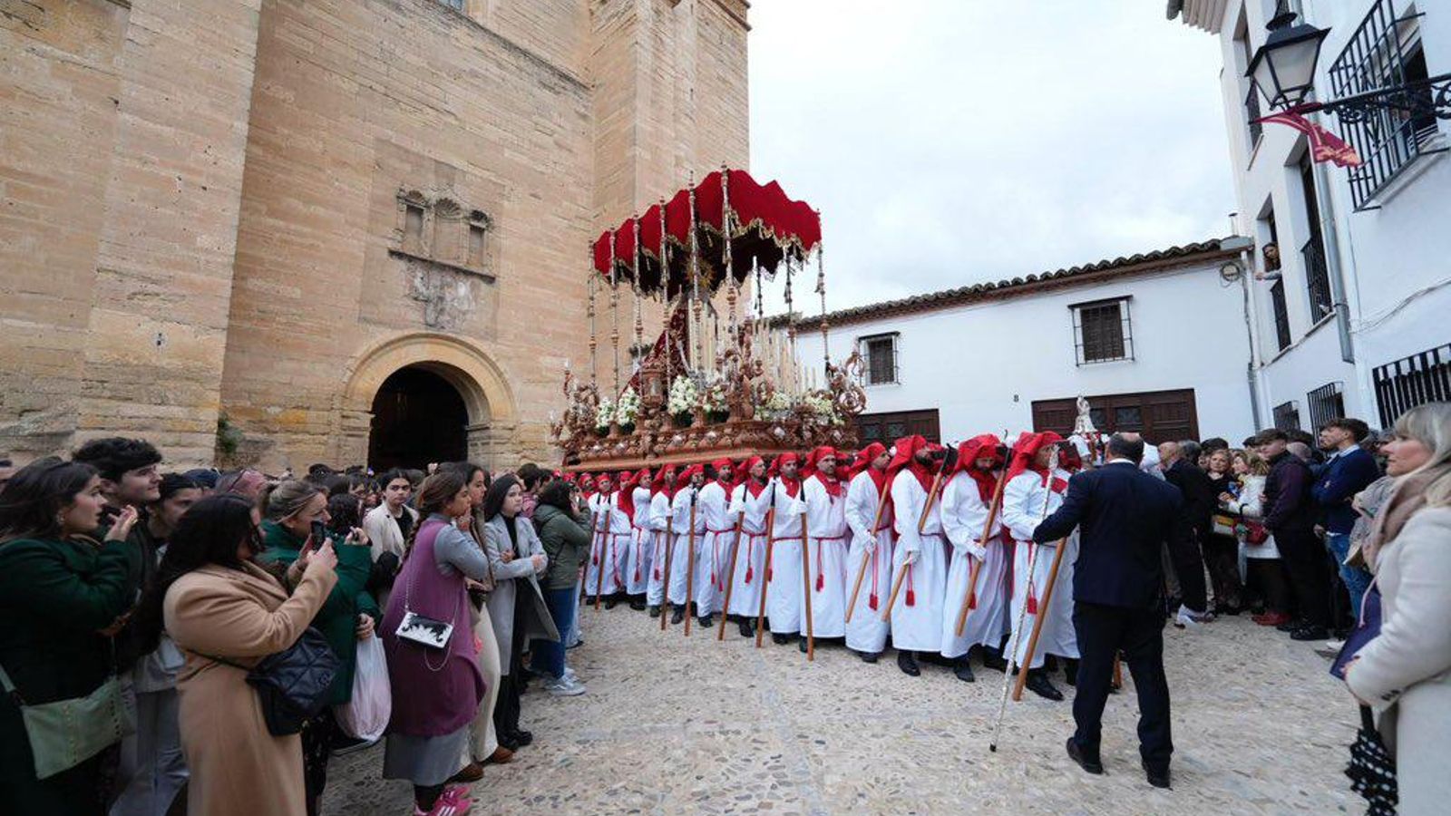 Consuelo saliendo desde la iglesia de San Pedro.