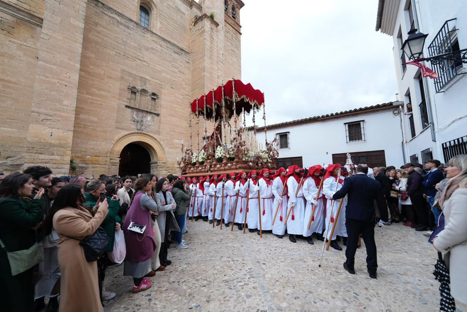 Consuelo saliendo desde la iglesia de San Pedro.
