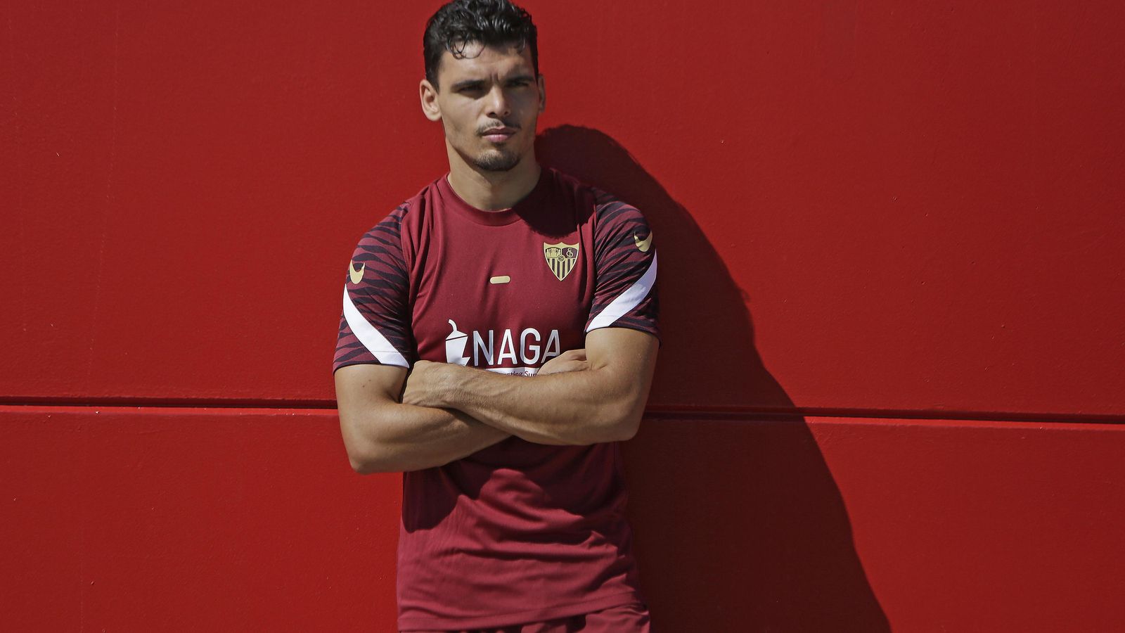 Karim Rekik, sobre un fondo rojo.