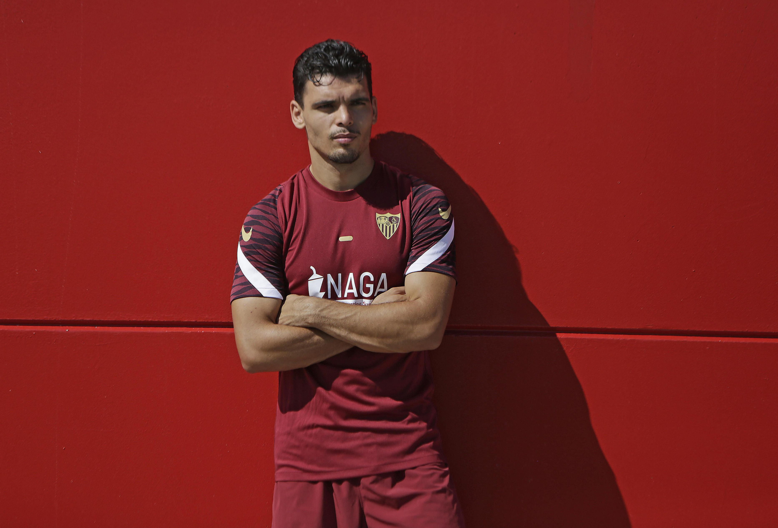 Karim Rekik, sobre un fondo rojo.