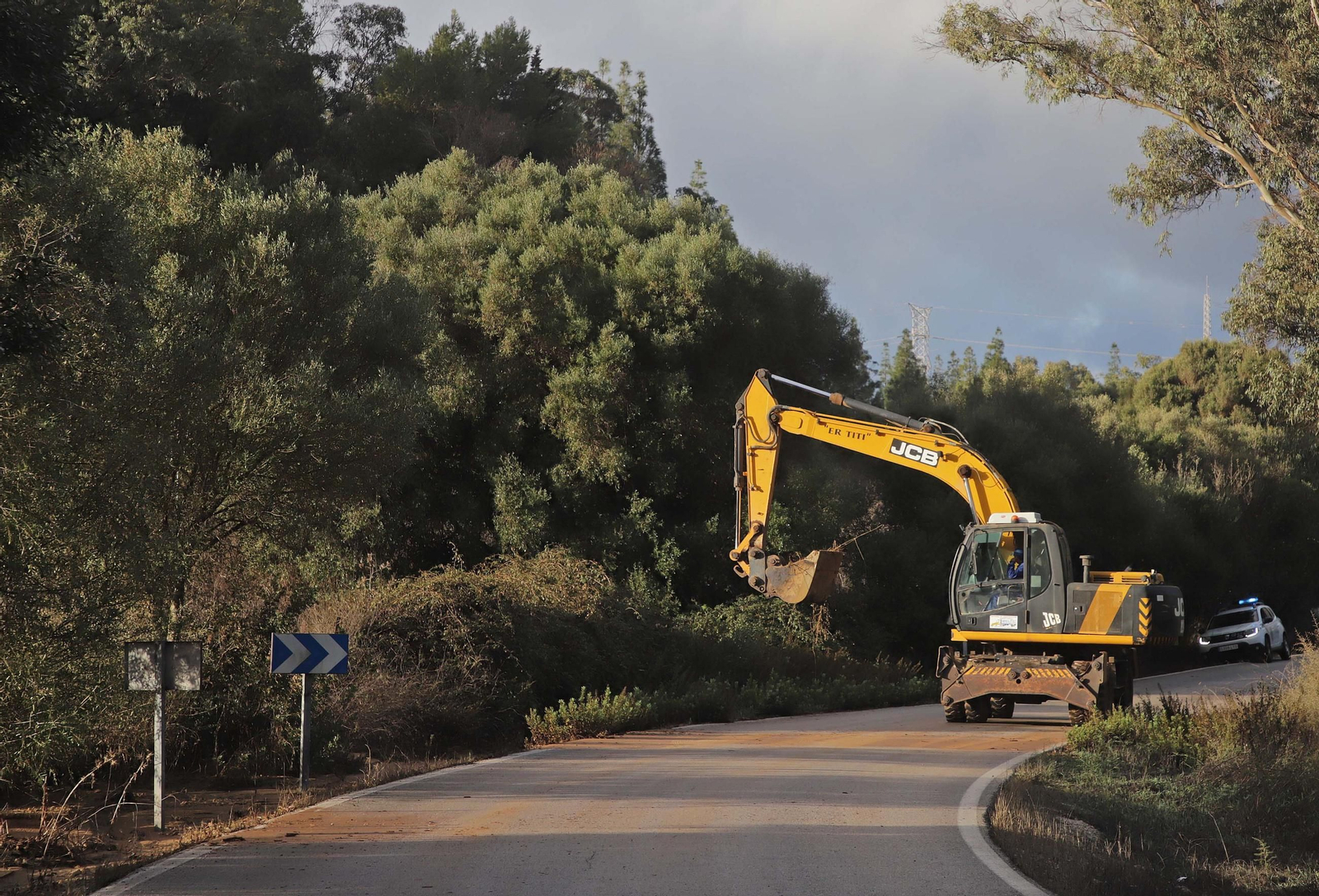 Fotos de las labores de limpieza y retirada de barro en la carretera CA-9203, que une Pinar del Rey con la Estación de San Roque