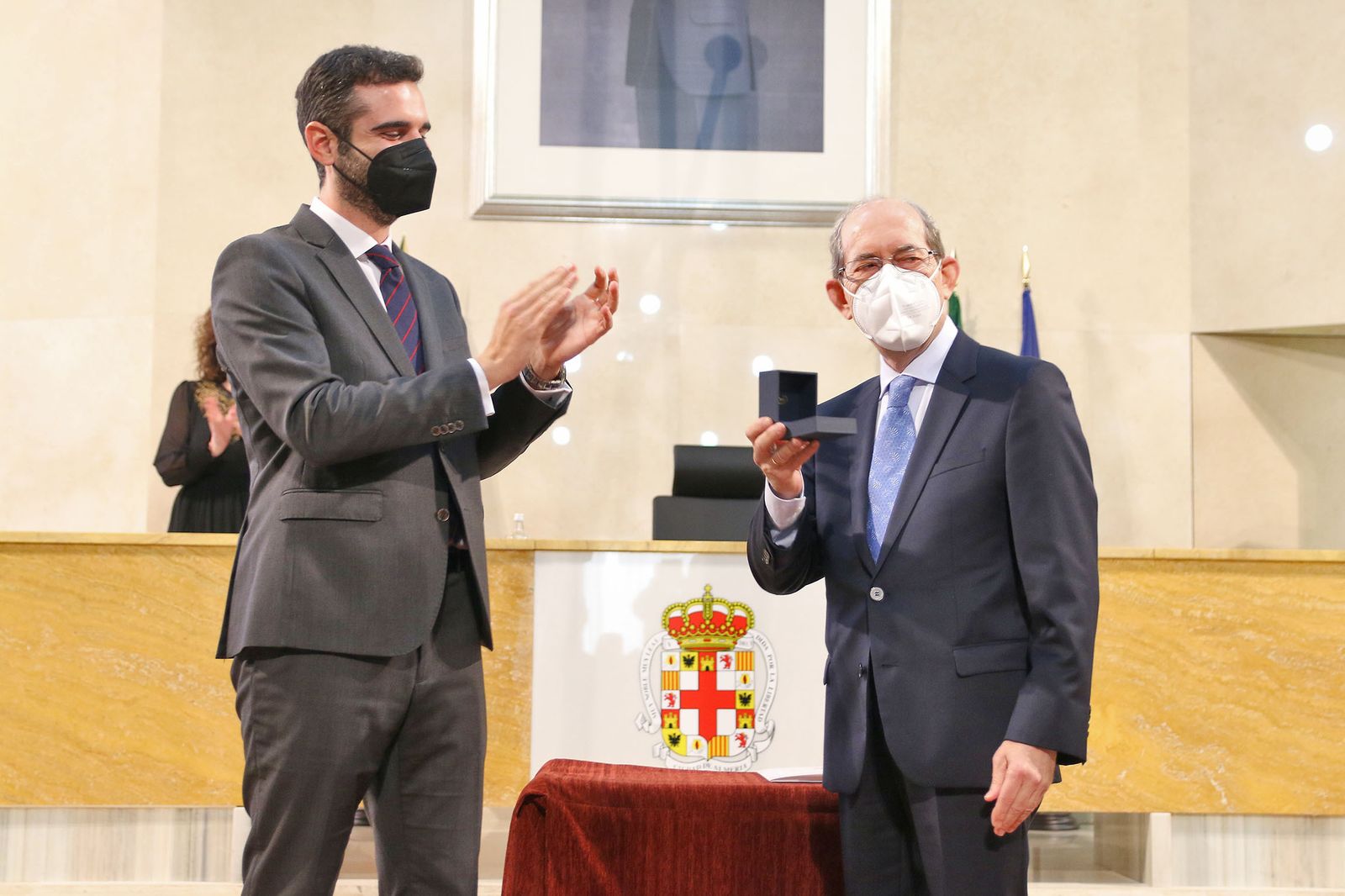 El alcalde hace entrega del Escudo de Oro de la Ciudad a Ramón Fernández Miranda.