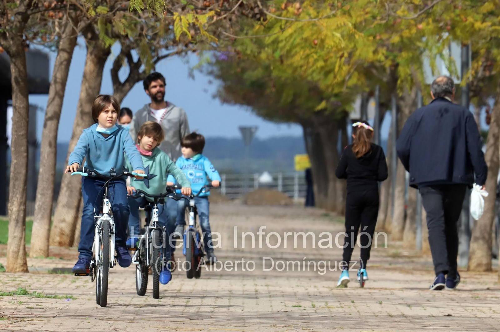 Imágenes del primer día de la salida de niños a la calle en el estado de alarma por coronavirus