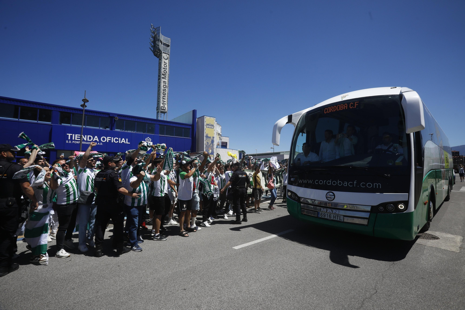 El Córdoba CF recibe el calor de su afición a su llegada a El Toralín antes del partido ante la Ponferradina El Córdoba CF recibe el calor de su afición a su llegada a El Toralín antes del partido ante la Ponferradina
