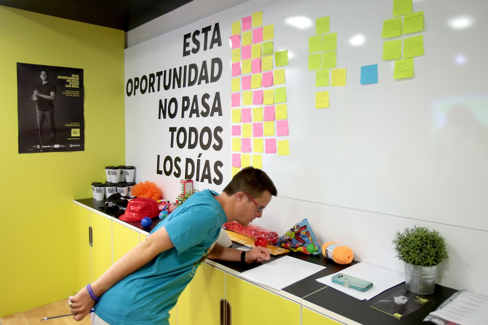Un joven en la zona de talleres del autobús.