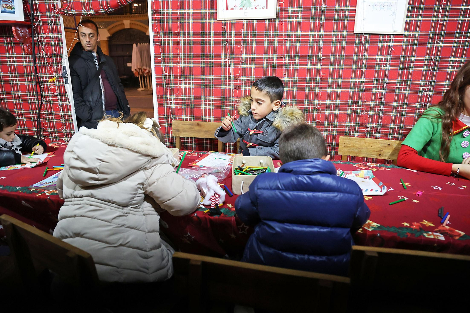 imagenes de los elfos y niños en la estafeta de correos de Huelva