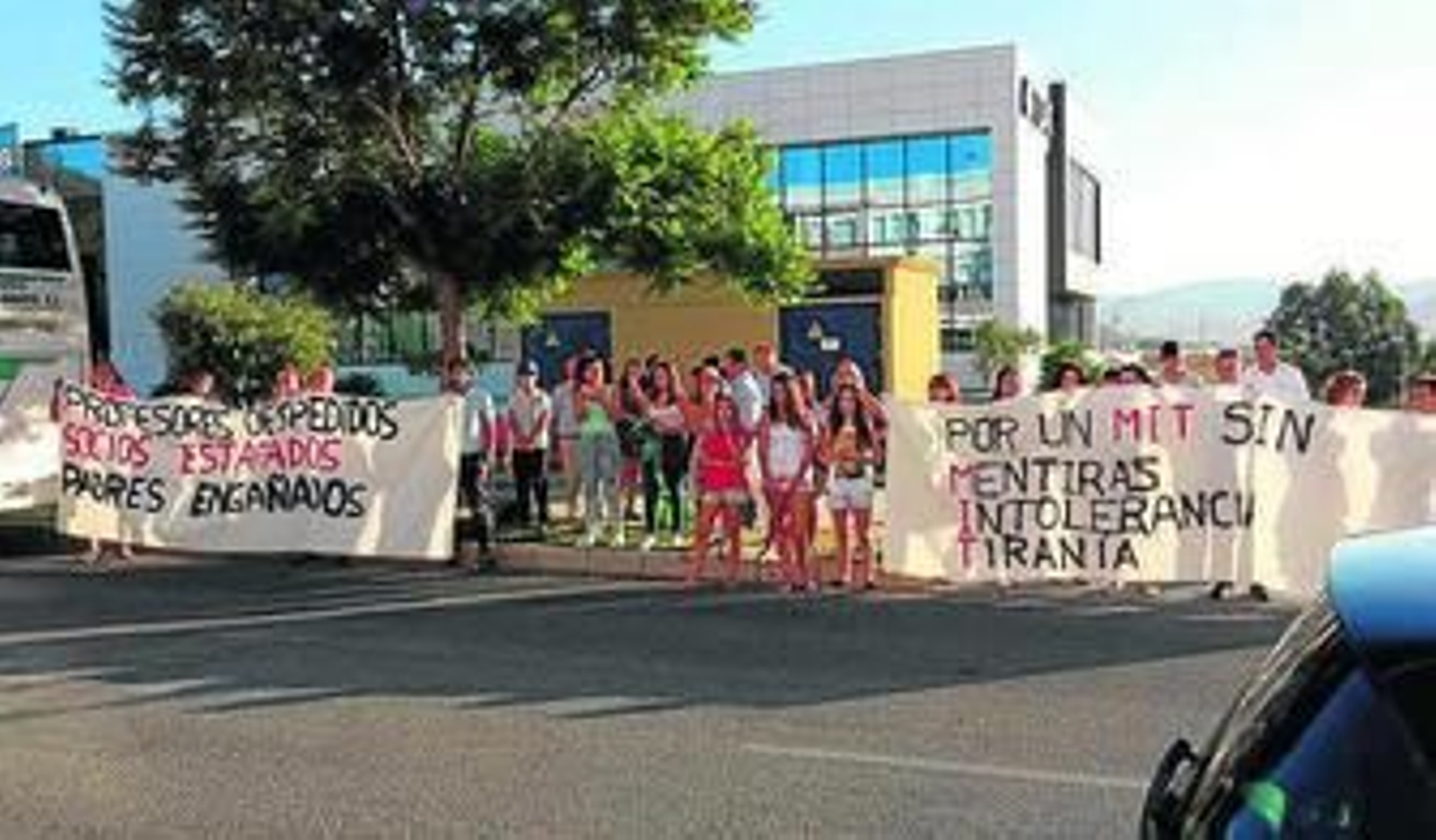 Concentración, ayer, frente al colegio MIT.