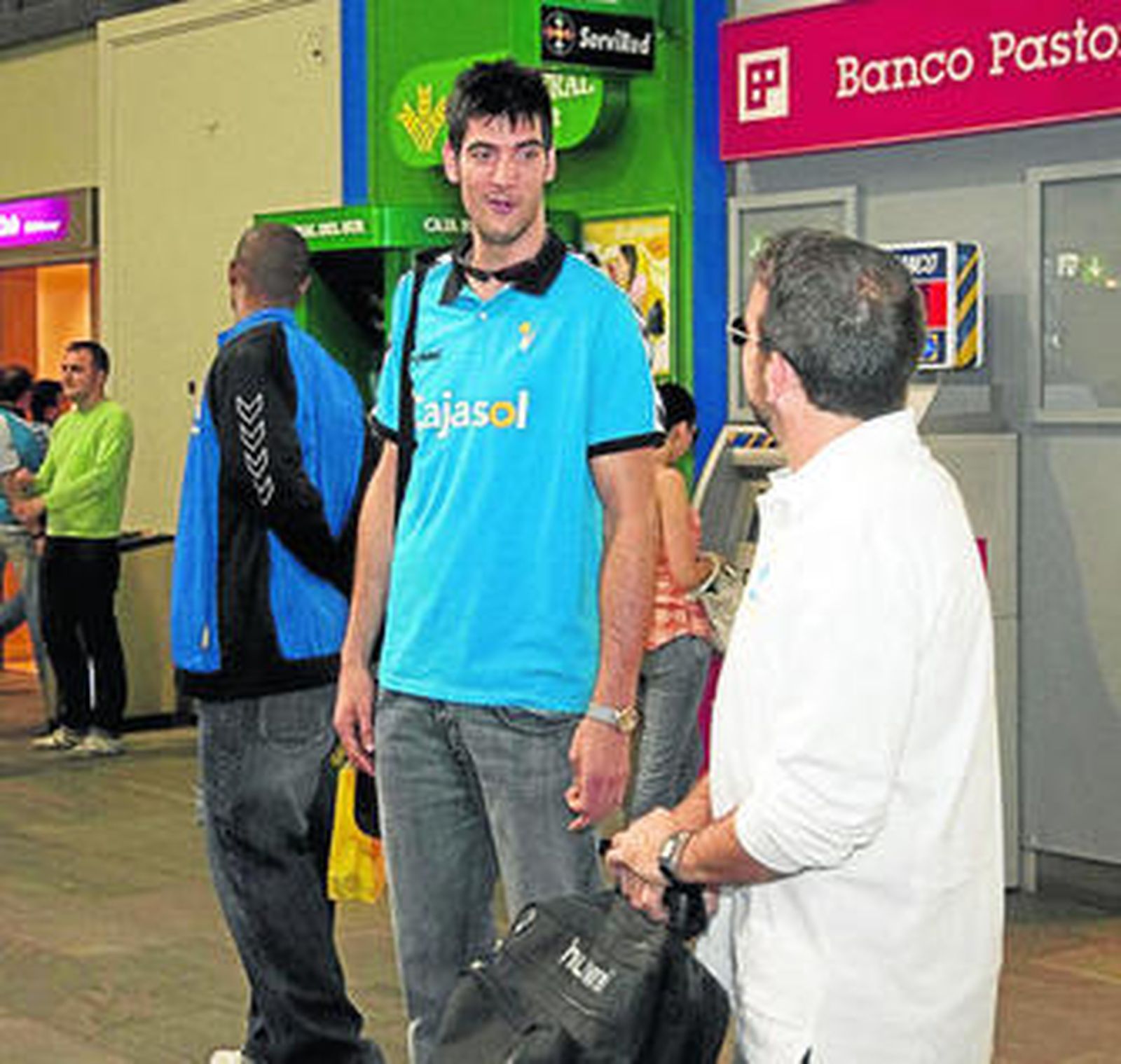 Joan Plaza charla con Juanjo Triguero antes de la partida hacia Madrid .