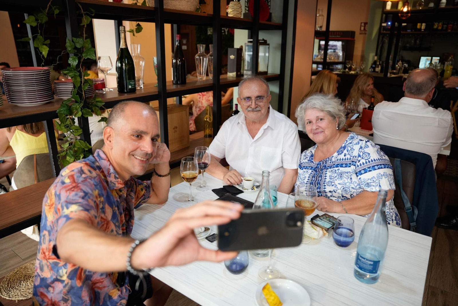 Los almerienses disfrutan del miércoles en la feria de día