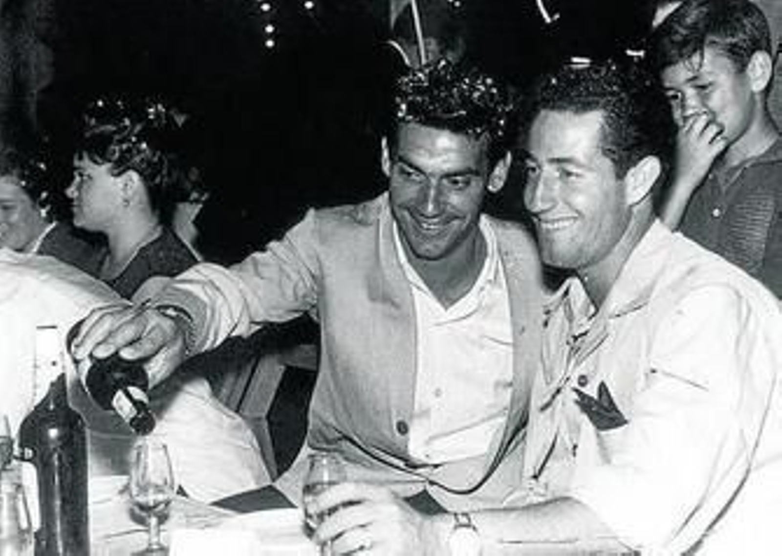 Diversos momentos de la celebración en Algeciras del ascenso conseguido en Vallejo.