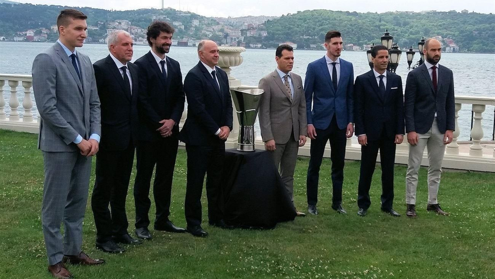 Bogdan Bogdanovic, Zeljko Obradovic, Sergio Llull, Pablo Laso, Dimitris Itoudis, Nando de Colo, Giannis Sfairopoulos y Vassilis Spanoulis, posan junto al trofeo en Estambul.