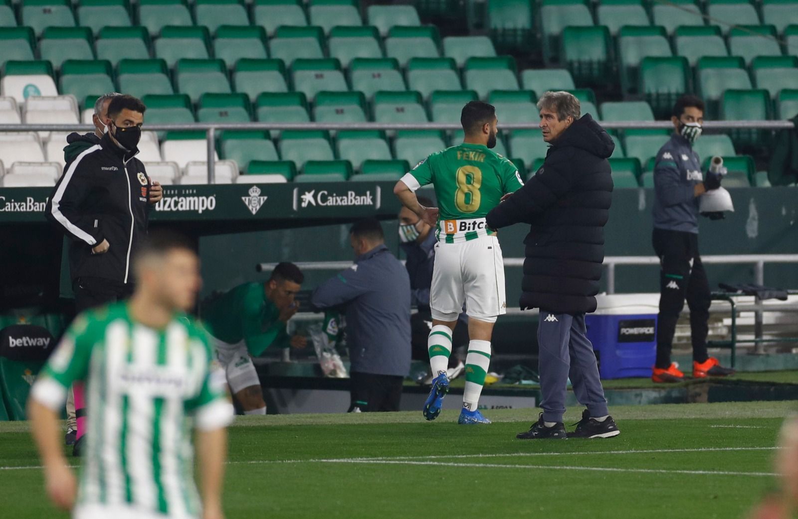 Manuel Pellegrini, junto a Fekir tras abandonar el francés el campo lesionado.