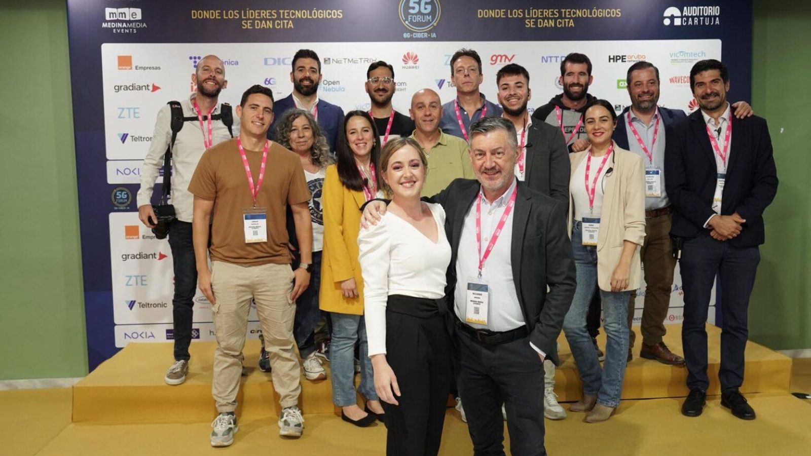 Ricardo Medina, con miembros de su equipo y participantes en un foto en Sevilla