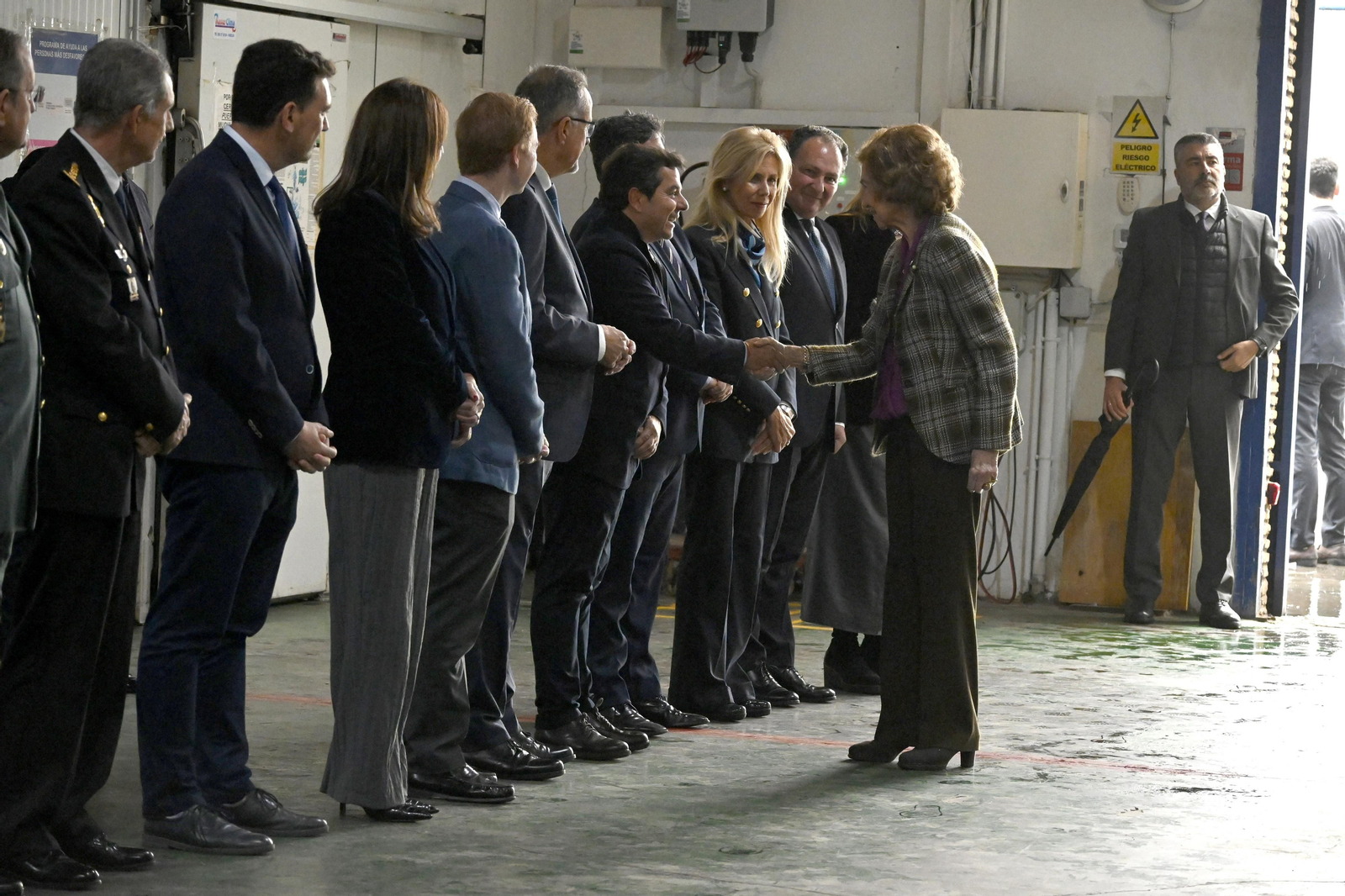 La Reina Sofía visita el Banco de Alimentos de Huelva, en imágenes