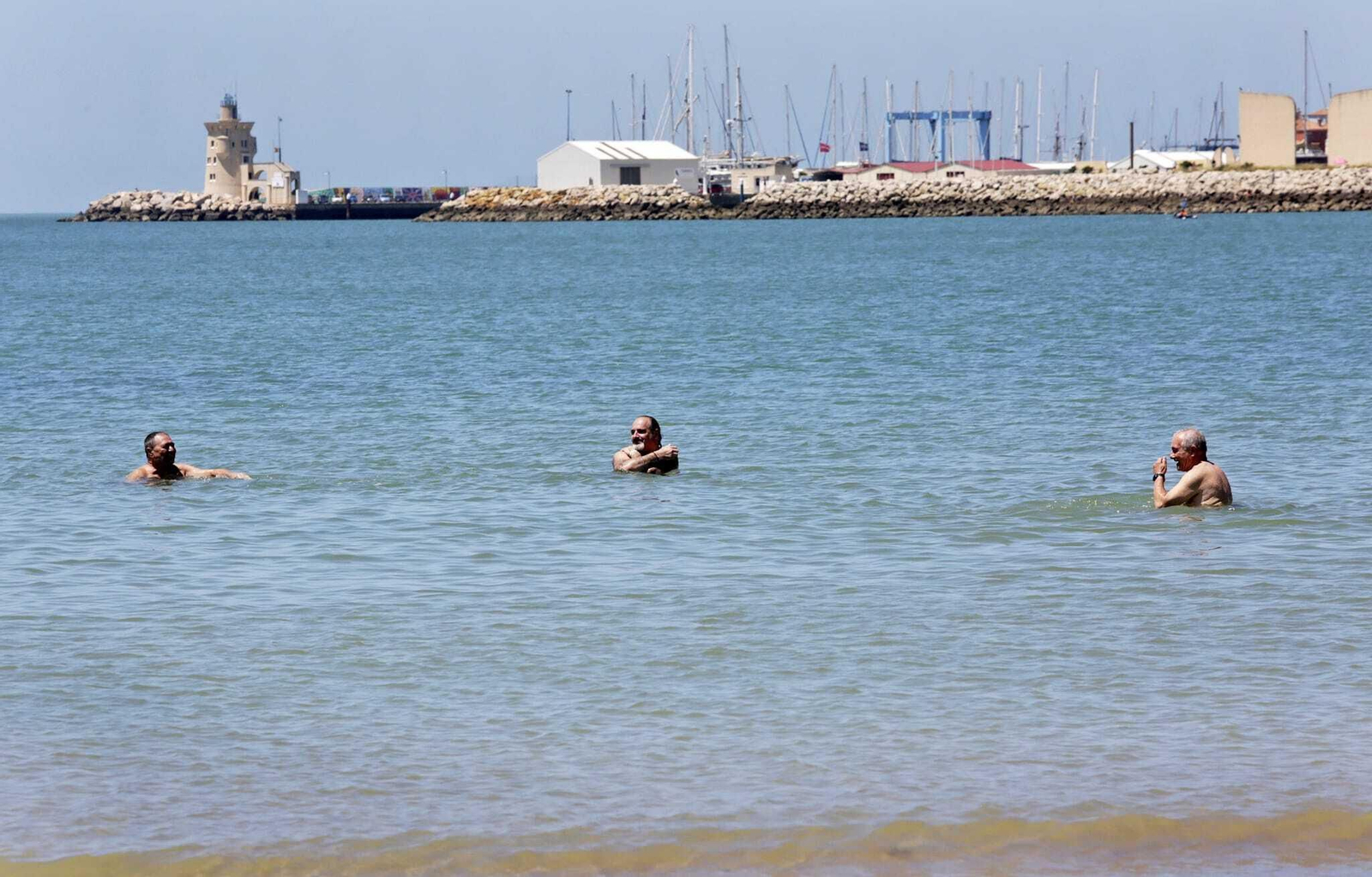 El primer baño en las playas de El Puerto.
