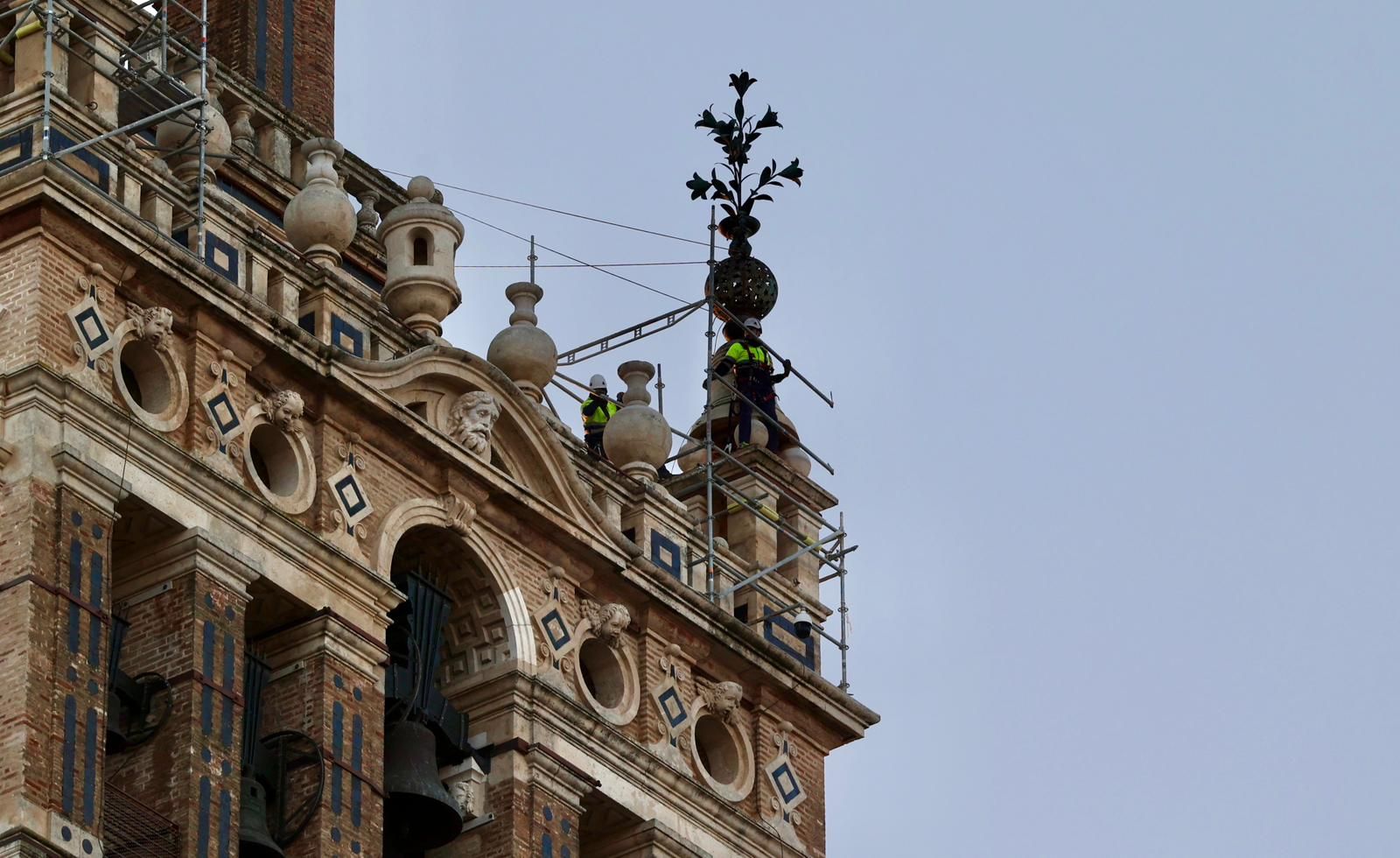 Operarios colocando andamios alrededor de las azucenas de la Giralda