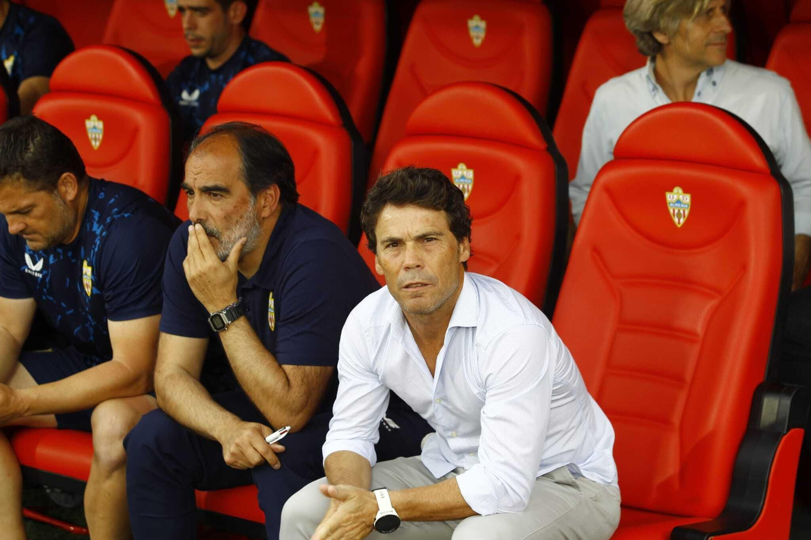 Rubi en el banquillo junto a su segundo, Jaume Torras