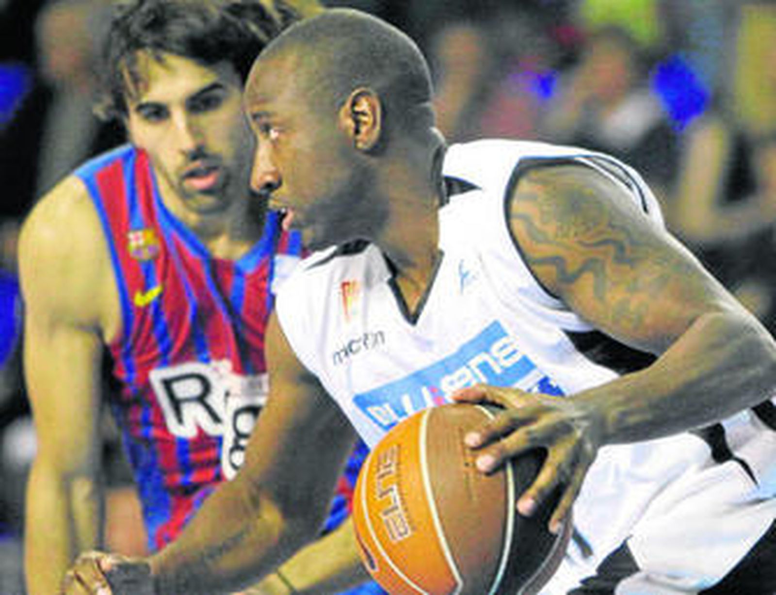 Milt Palacio sube el balón ante Víctor Sada en un choque del Blusens contra el Barcelona.
